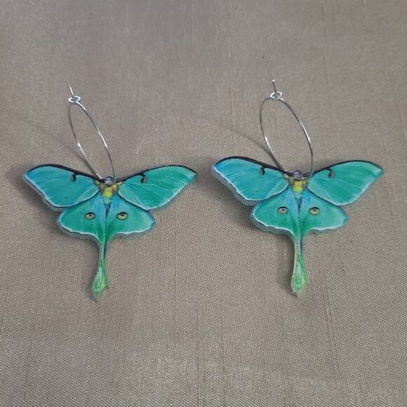 Green moth shaped acrylic hoop earrings - Picture 1 of 2